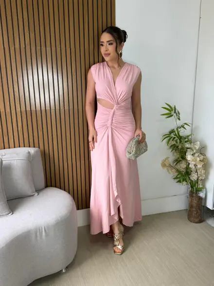Vestido rosa com recorte